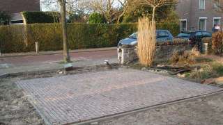 Leggen van 7 duimers gebakken klinkers terras grootte 4x4 in Vught